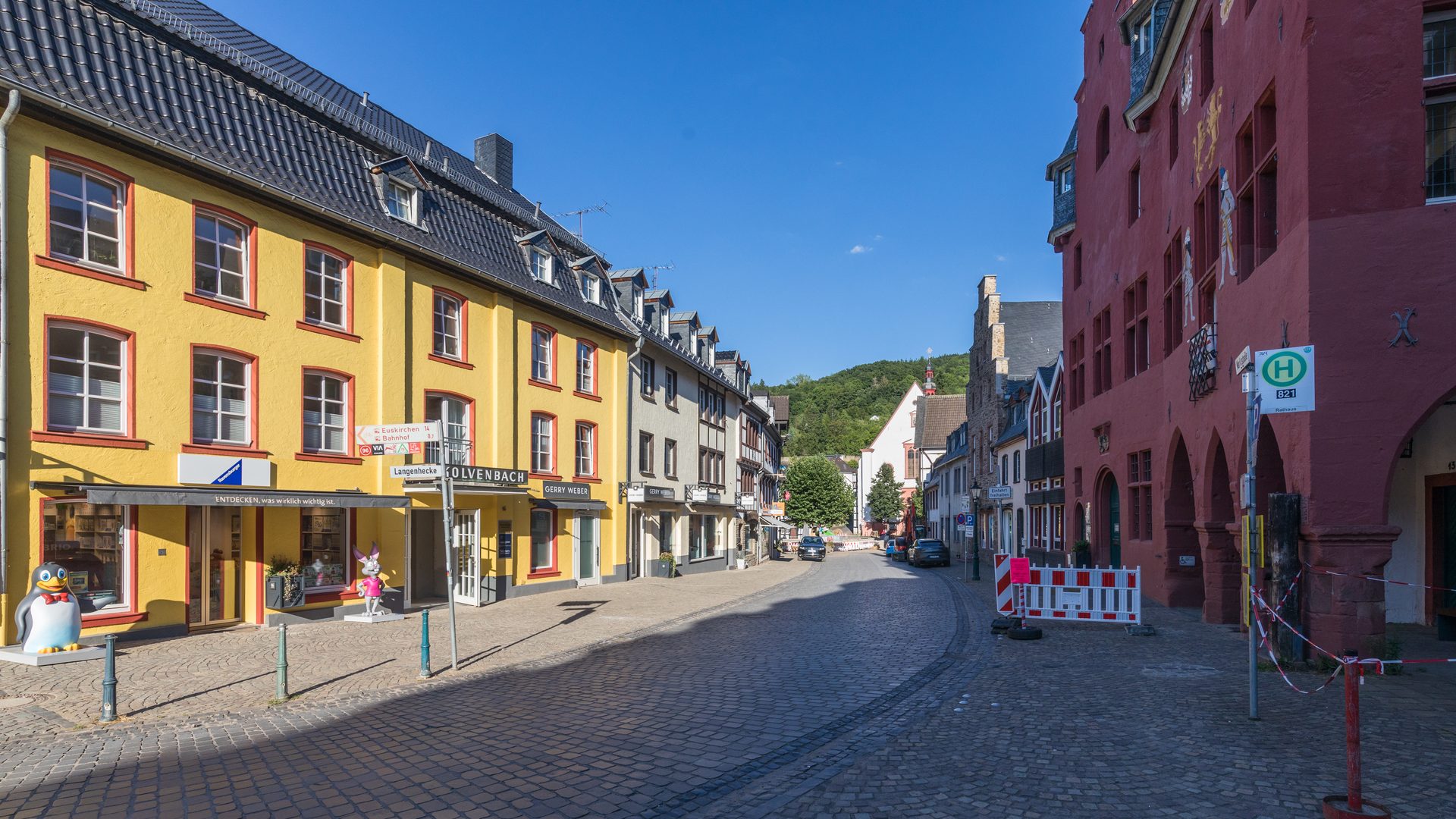 Die Fachwerk-Altstadt von Bad Münstereifel mit der historischen Marktstraße, dem roten Rathaus und bunten Bürgerhäusern vor der bewaldeten Eifelhöhe
