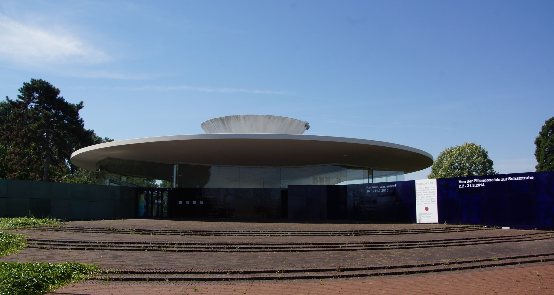KERAMION in Frechen, Keramikmuseum mit rundem Dach in Form einer Töpferscheibe unter blauem Himmel