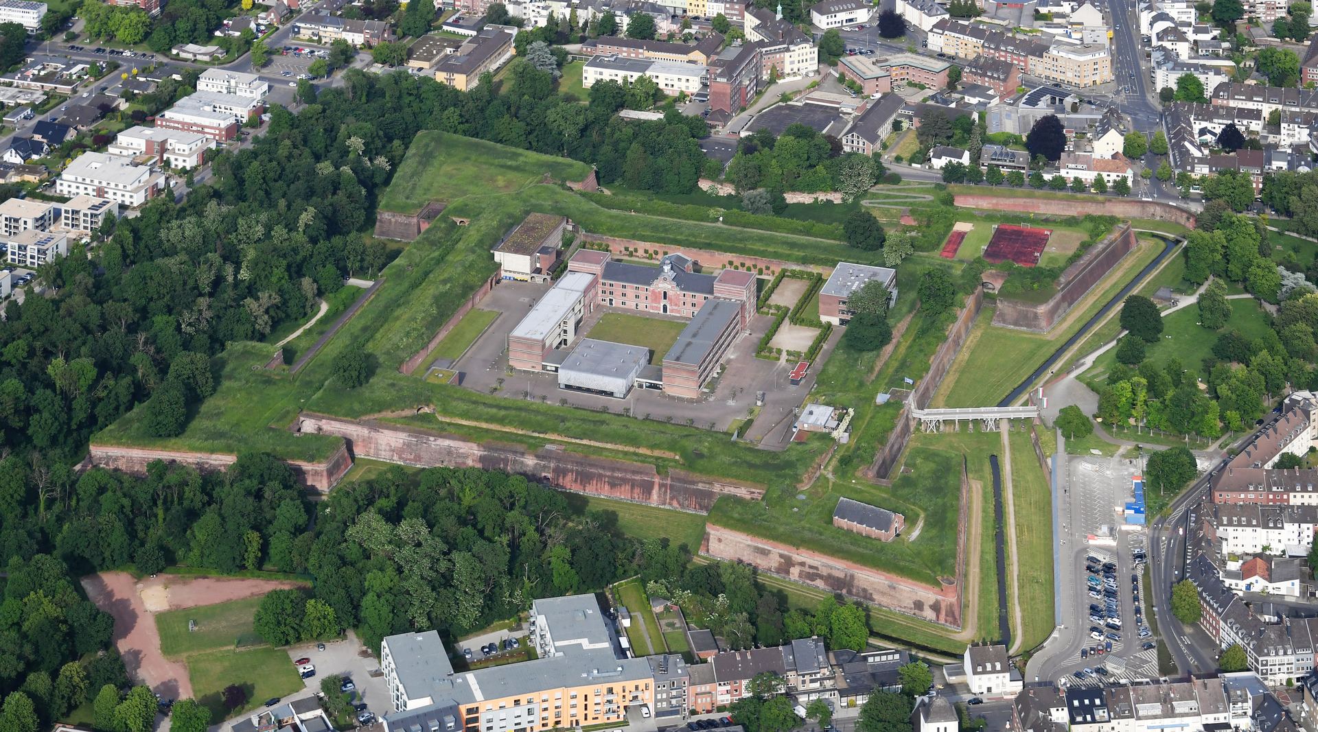 Luftaufnahme der Zitadelle Jülich, der sternförmigen Renaissance-Festung mit ihren Bastionen, umgeben von der Dachlandschaft der Innenstadt