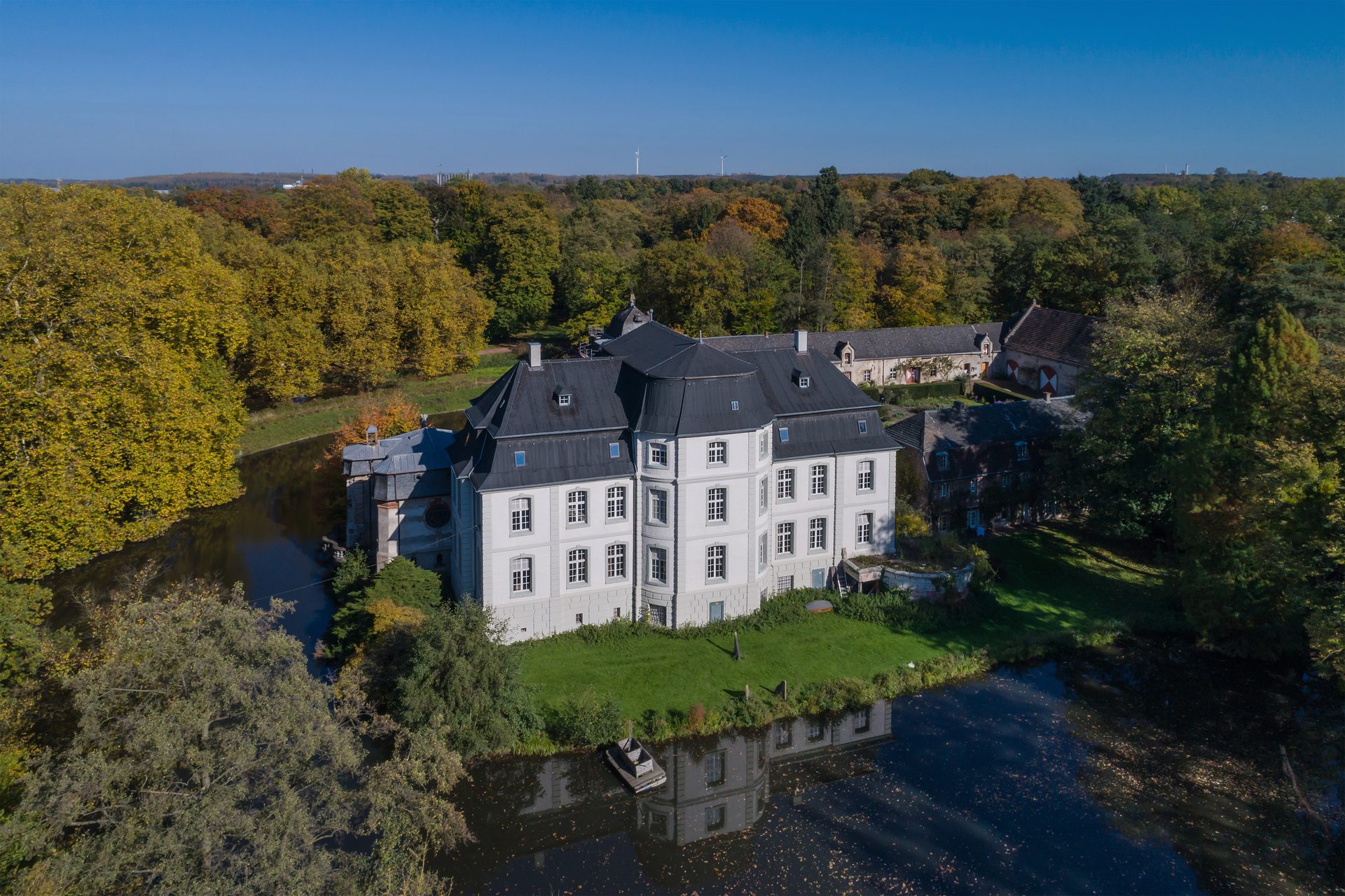 Barockschloss Türnich mit Wassergraben in Kerpen aus der Luft