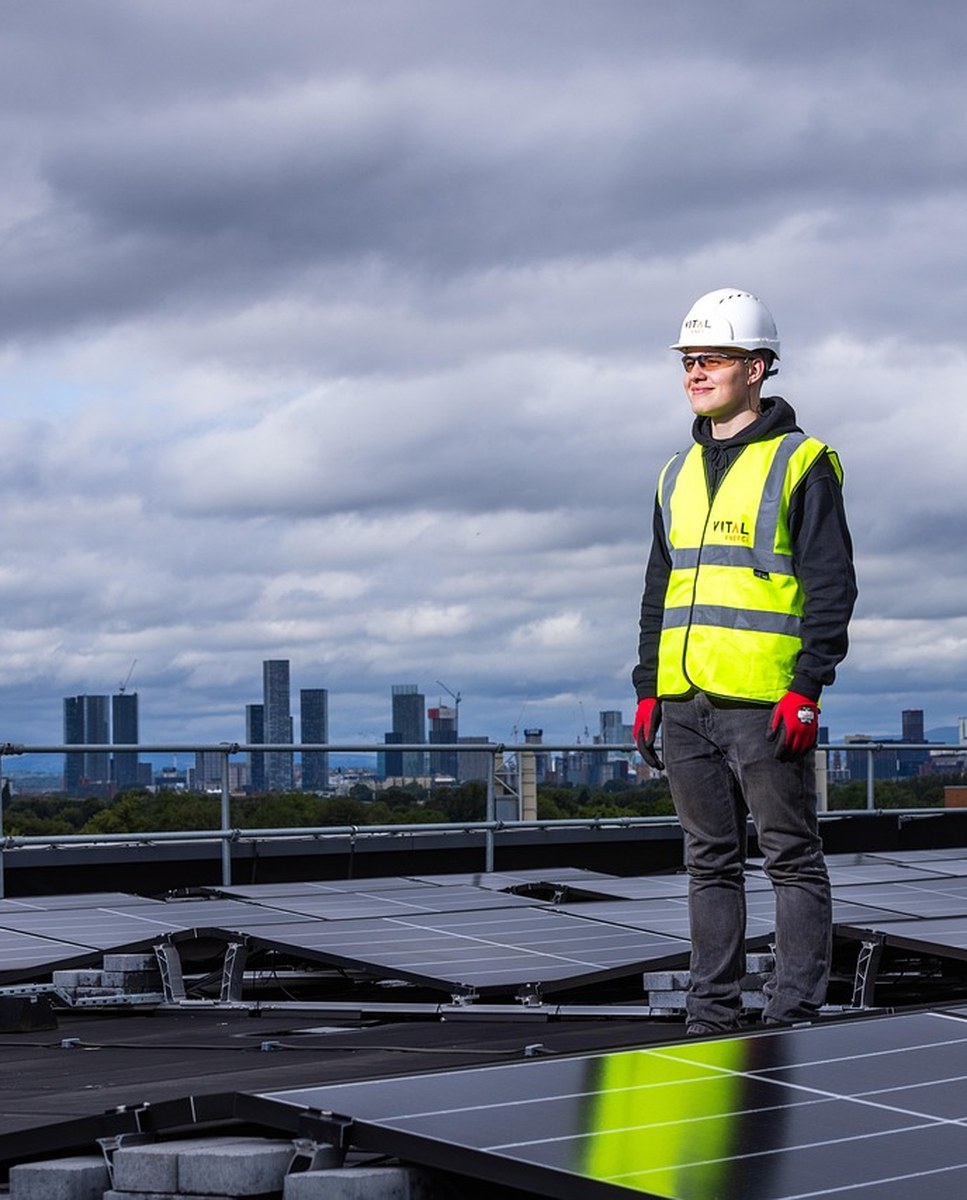 Monteure montieren Solarmodule auf einem Dach