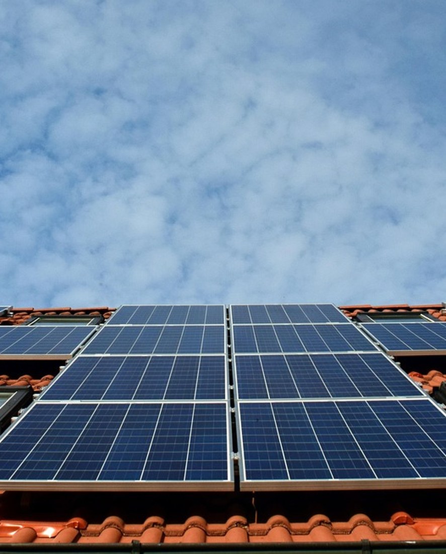 Schwarze Solarmodule auf einem Ziegeldach