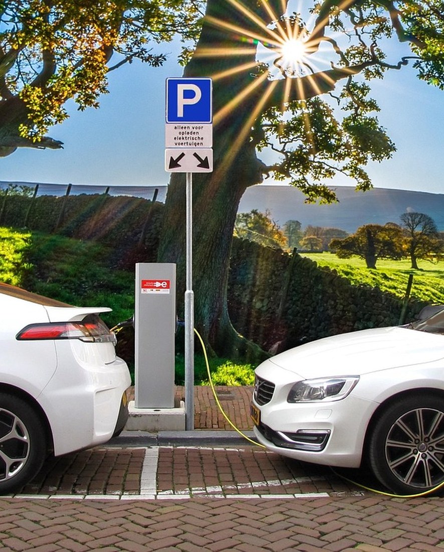 Elektroauto lädt an einer Wallbox
